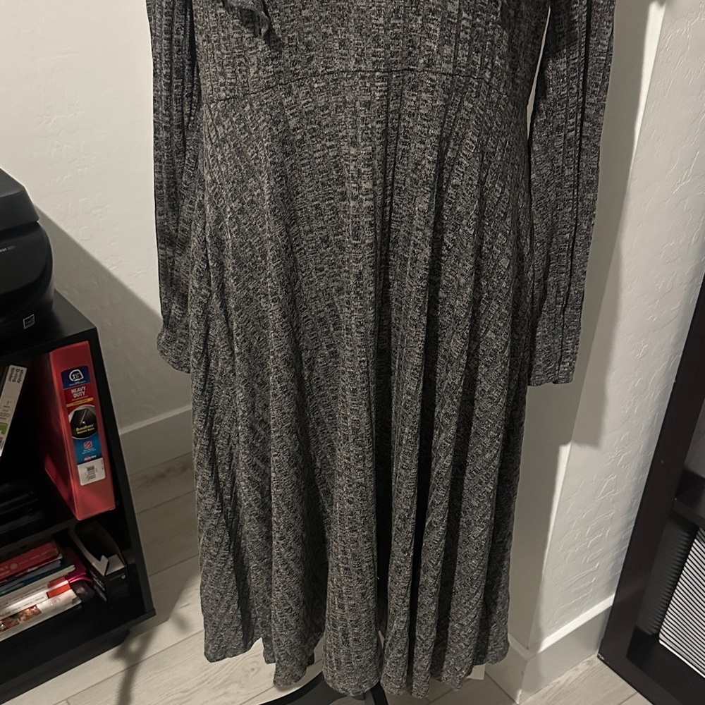 Elegant Gray Knit Dress - Picture 6 of 7